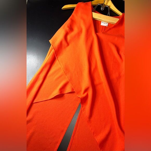 Fleur De Lis Sleeveless Vneck Blouse with low Split Back & Ruffles Size M EUC - Picture 2 of 6